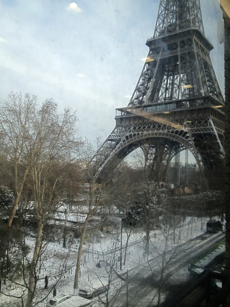 La Torre Eiffel desde la ventana de la oficina