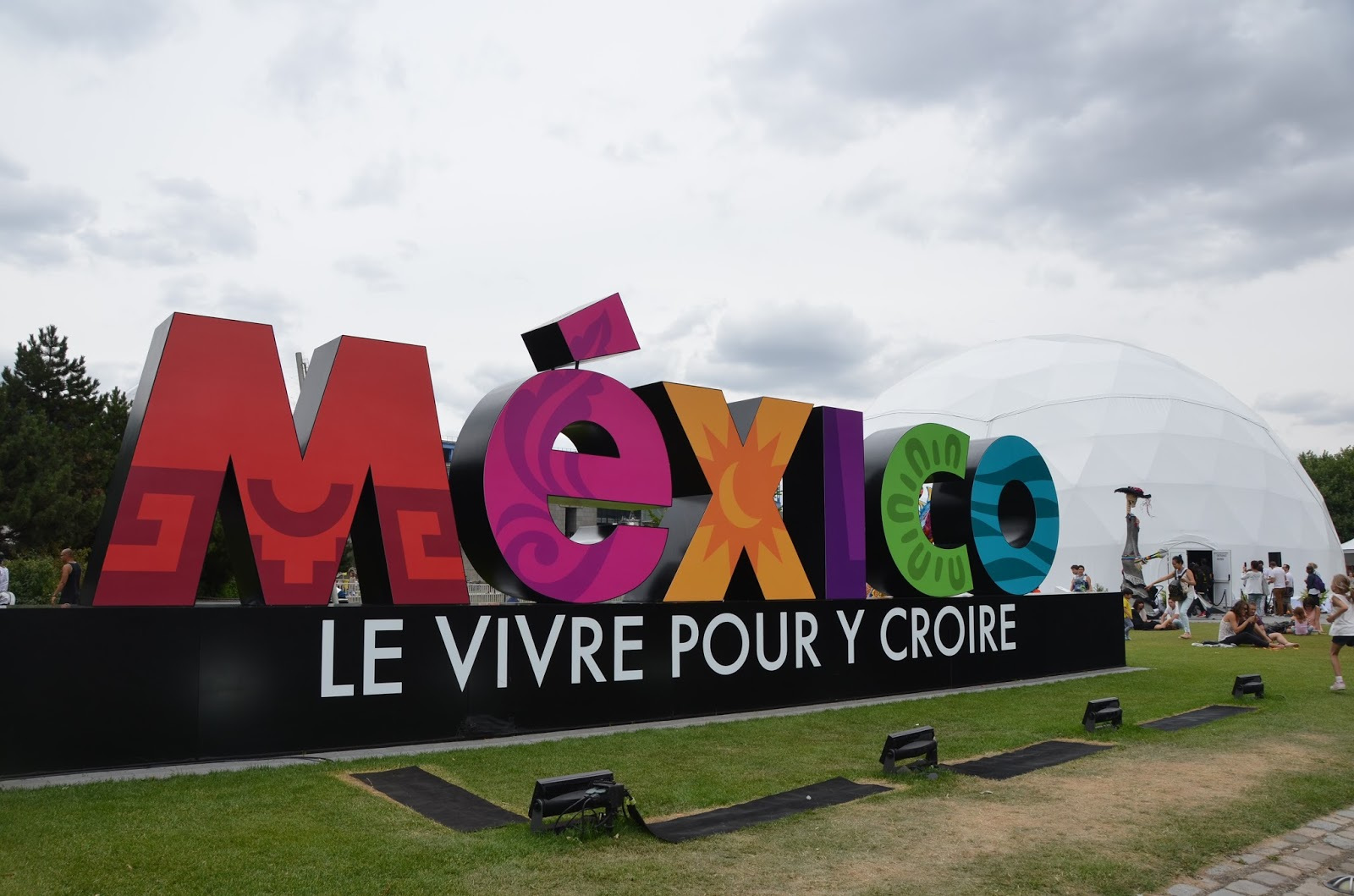 Mexico: Le Vivre pour y Croire 3D Sign at Parc de la Villete in Paris