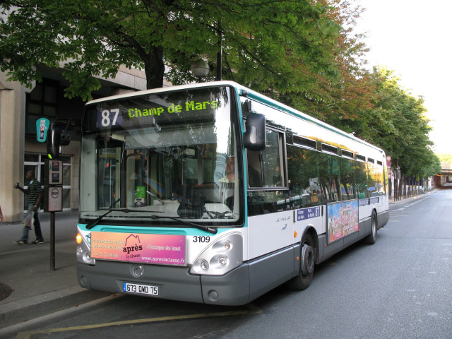 Bus 87 towards Champ de Mars