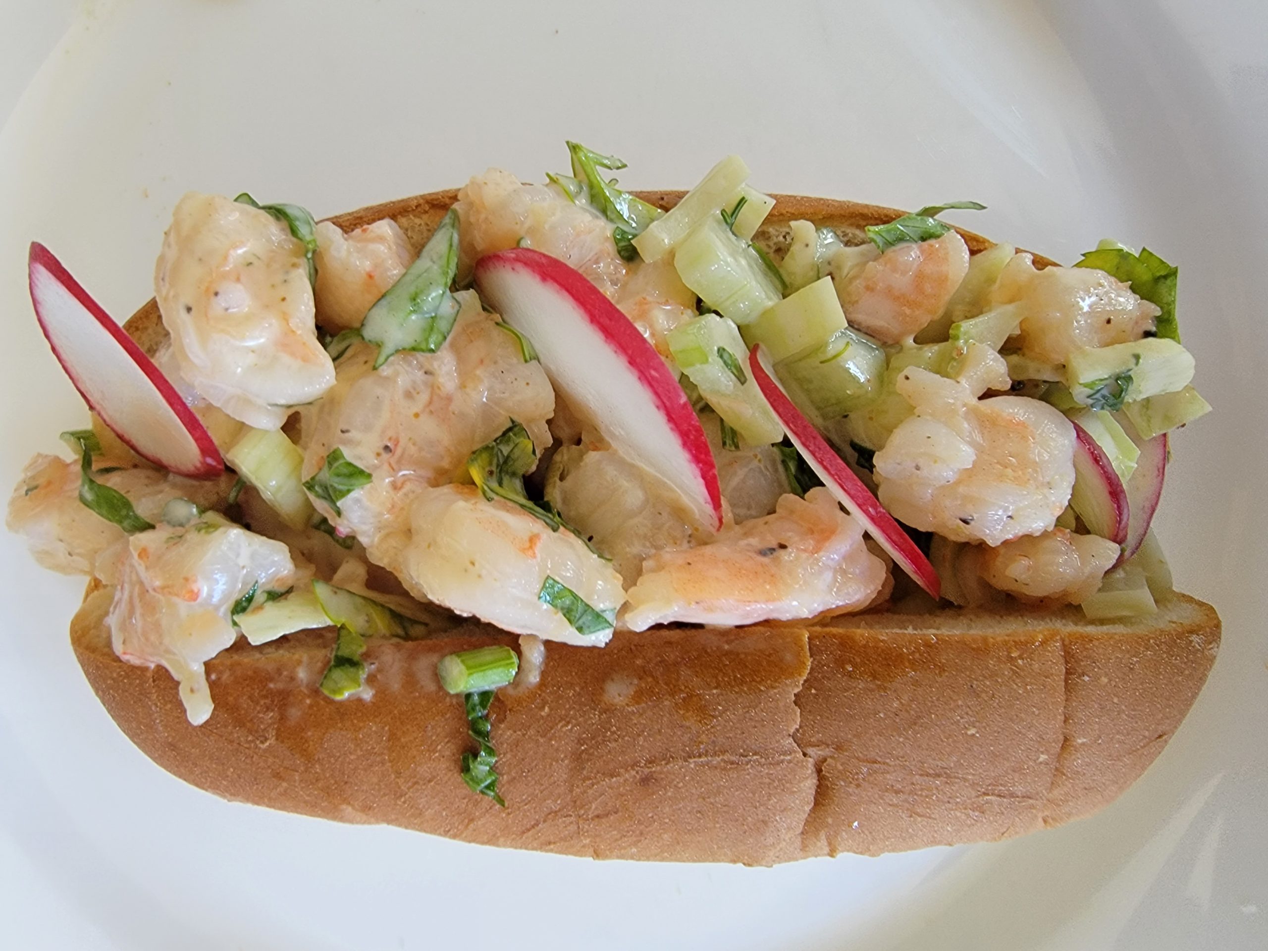 Vista superior del roll de camarón con mayonesa de chipotle