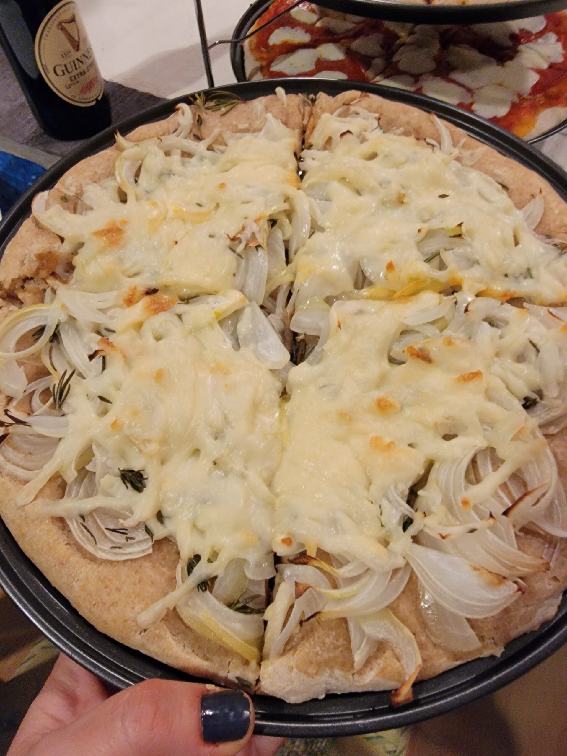 Pizza con cebolla, tomillo y queso estilo fugazza argentina